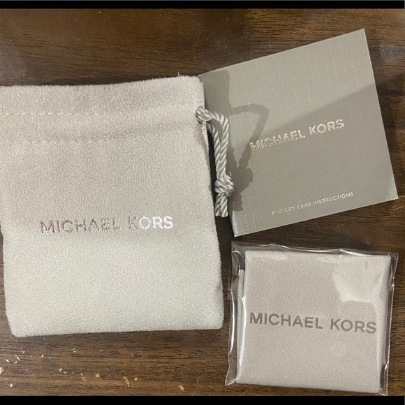 Gold lock Micheal Kors bracelet - Picture 8 of 10